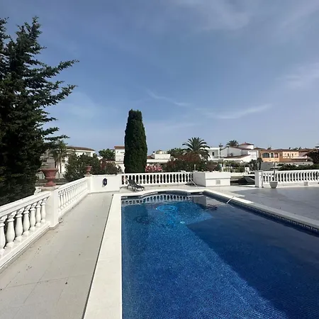 Casa Con Piscina Y Amarre Soleada